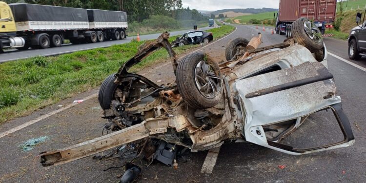 Acidente na BR-376 deixa dois mortos e três feridos