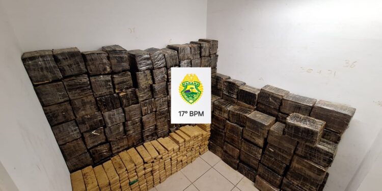 PM encontra 1335 quilos de maconha escondidos em caminhão na RMC