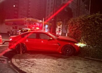 Estudantes de medicina ficam feridos após condutor perder o controle de BMW de luxo; um dos jovens filmou o acidente