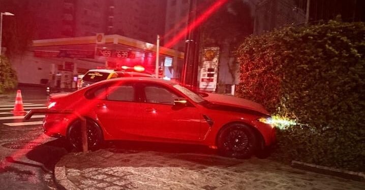 Estudantes de medicina ficam feridos após condutor perder o controle de BMW de luxo; um dos jovens filmou o acidente
