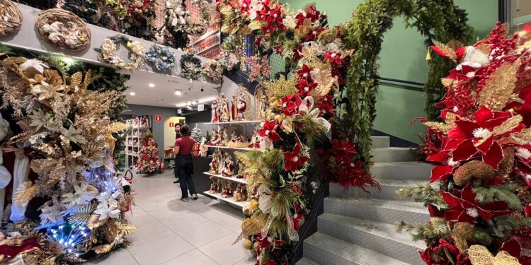 Tradicional loja de decoração natalina abre as portas no Shopping Curitiba