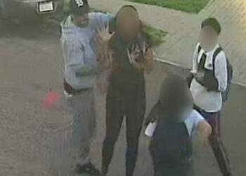 Câmeras registram criminoso assaltando estudantes em Curitiba, veja o vídeo