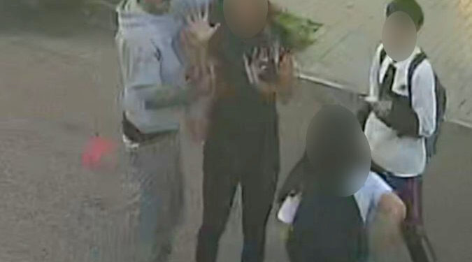 Câmeras registram criminoso assaltando estudantes em Curitiba, veja o vídeo