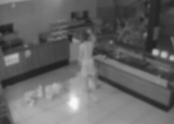 Durante furto a restaurante, ladrão faz pausa para comer, veja o vídeo