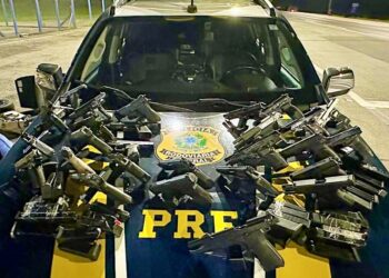 PRF detém casal com criança de 4 anos transportando 28 pistolas na RMC