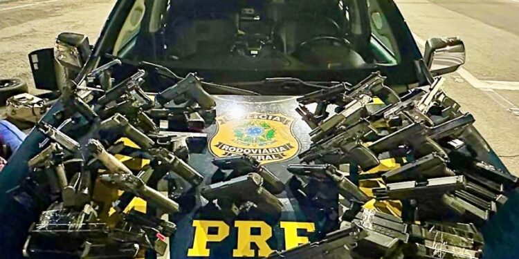 PRF detém casal com criança de 4 anos transportando 28 pistolas na RMC