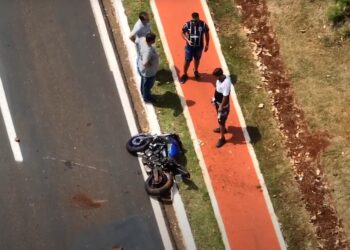 Motociclista em alta velocidade morre ao sair da pista e bater em árvore