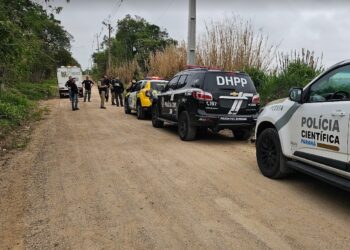 Homem é encontrado morto com 10 tiros ao lado de bermuda com dinheiro em Curitiba