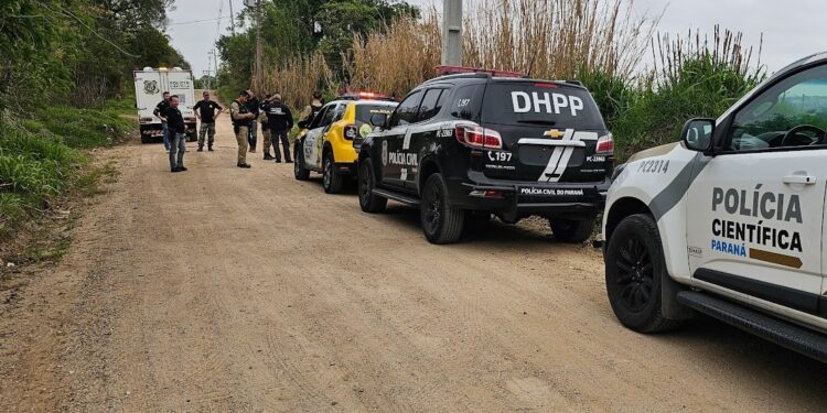 Homem é encontrado morto com 10 tiros ao lado de bermuda com dinheiro em Curitiba