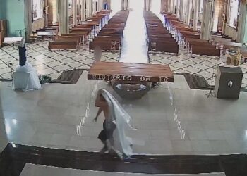 Homem invade igreja e vandaliza o local; câmera registrou a ação