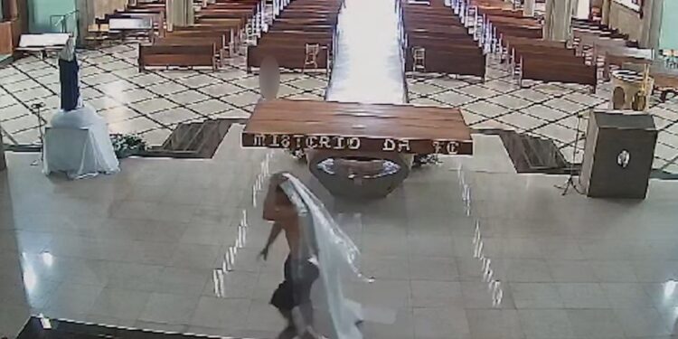 Homem invade igreja e vandaliza o local; câmera registrou a ação