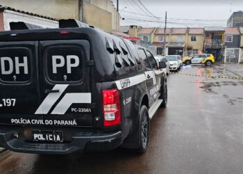 Divisão de Homicídios investiga tiroteio no Ganchinho que deixou um morto e outro ferido