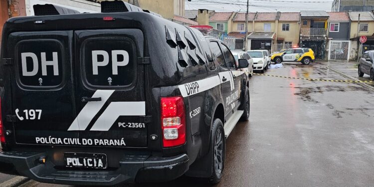 Divisão de Homicídios investiga tiroteio no Ganchinho que deixou um morto e outro ferido