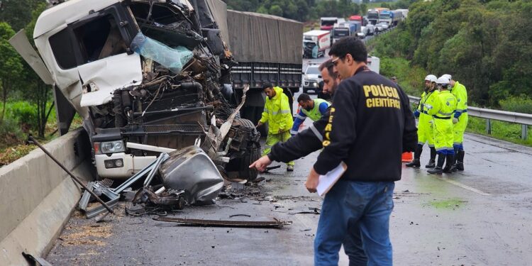 Motorista de carreta que morreu em acidente na BR-277 é identificado