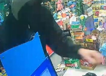 Criminoso aterroriza e dá tapa na cara de trabalhadora durante assalto em Curitiba