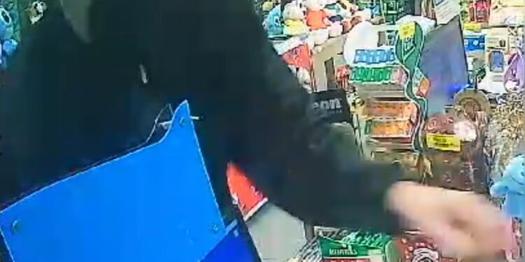 Criminoso aterroriza e dá tapa na cara de trabalhadora durante assalto em Curitiba