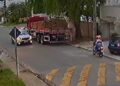 Rapaz com namorada adolescente na garupa foge da PM e colide em caminhão parado