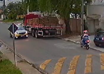 Rapaz com namorada adolescente na garupa foge da PM e colide em caminhão parado