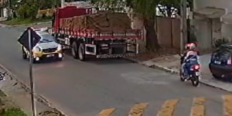 Rapaz com namorada adolescente na garupa foge da PM e colide em caminhão parado