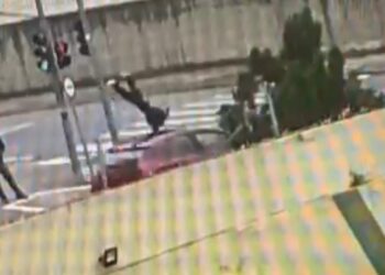 Pedestre é atropelado por motorista de aplicativo no bairro Novo Mundo; passageira que estava no carro foi expulsa do veículo