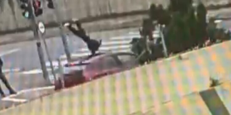 Pedestre é atropelado por motorista de aplicativo no bairro Novo Mundo; passageira que estava no carro foi expulsa do veículo