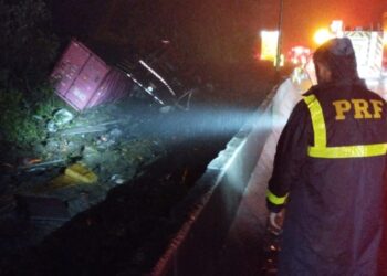 Tragédia na BR-376; contêiner tomba em cima de van e deixa vários mortos