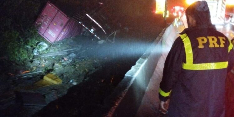 Tragédia na BR-376; contêiner tomba em cima de van e deixa vários mortos