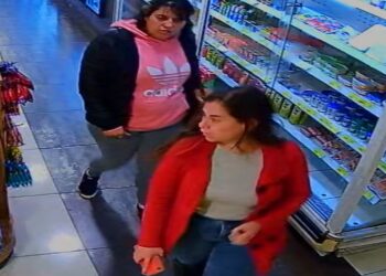 Dupla é flagrada furtando azeite de oliva e licor de doce de leite em panificadora