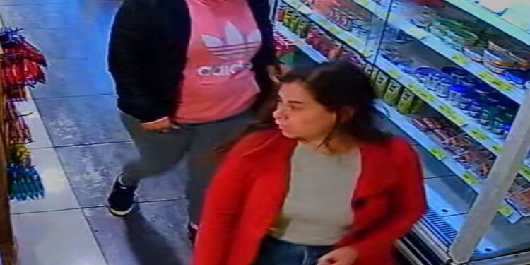 Dupla é flagrada furtando azeite de oliva e licor de doce de leite em panificadora