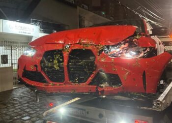 Estudantes de medicina ficam feridos após condutor perder o controle de BMW de luxo; um dos jovens filmou o acidente