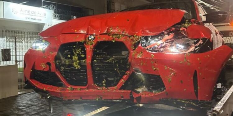 Estudantes de medicina ficam feridos após condutor perder o controle de BMW de luxo; um dos jovens filmou o acidente