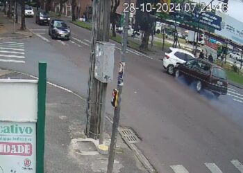 Carro tomba após colisão em frente ao Terminal de Santa Felicidade