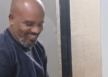 Delegado é surpreendido por preso na cela ao chama-lo para interrogatório