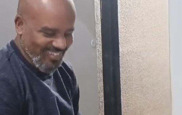 Delegado é surpreendido por preso na cela ao chama-lo para interrogatório