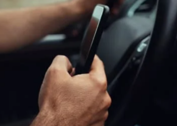 Dirigir distraído é tão perigoso quanto embriagado, diz estudo