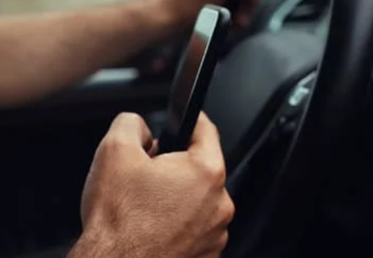 Dirigir distraído é tão perigoso quanto embriagado, diz estudo