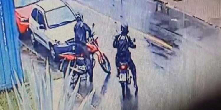 Criminosos furtam moto em poucos segundos em Curitiba