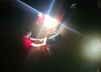 Três mulheres morrem após carro cair de ponte e ficar submerso, no Paraná