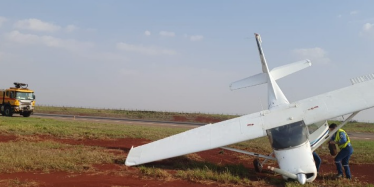 Aeronave tomba no Aeroporto Regional de Maringá