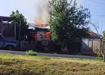 Mulher é presa após tentar matar mãe e irmã e atear fogo na casa delas, no Paraná