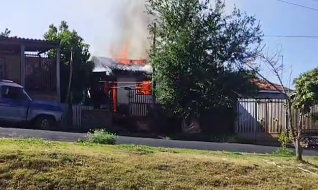 Mulher é presa após tentar matar mãe e irmã e atear fogo na casa delas, no Paraná