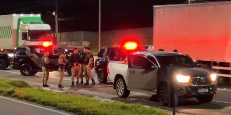 Indivíduo em carro roubado morre em confronto com a ROTAM em São José dos Pinhais