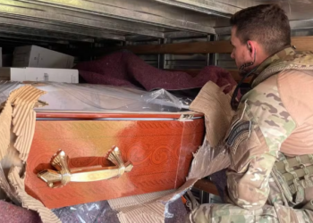 PRF apreende vinhos contrabandeados que estavam escondidos em carga de caixões, no Paraná