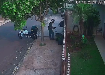 Motociclista é filmado abandonando cão em residência no Paraná