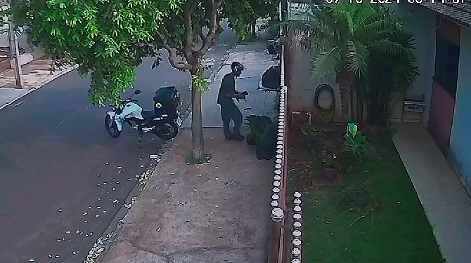 Motociclista é filmado abandonando cão em residência no Paraná