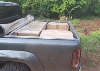 PF e PM/PR realizam apreensão de caminhonete com 11 mil cigarros eletrônicos no Paraná