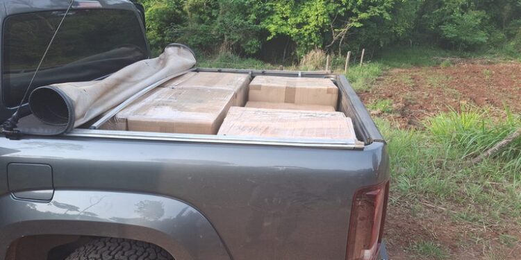 PF e PM/PR realizam apreensão de caminhonete com 11 mil cigarros eletrônicos no Paraná