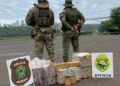 PF e PM apreendem mais de 100 kg de maconha no rio Paraná