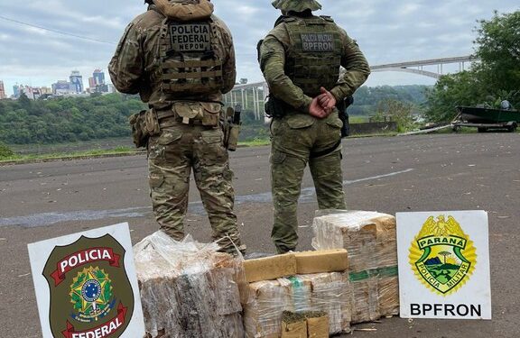 PF e PM apreendem mais de 100 kg de maconha no rio Paraná