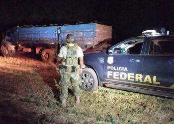 PF e PM/PR apreendem caminhão carregado com cigarros contrabandeados na fronteira com o Paraguai